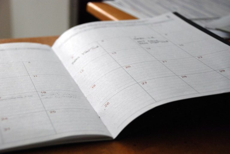 Aufgeschlagener Kalender mit einer Monatsübersicht
