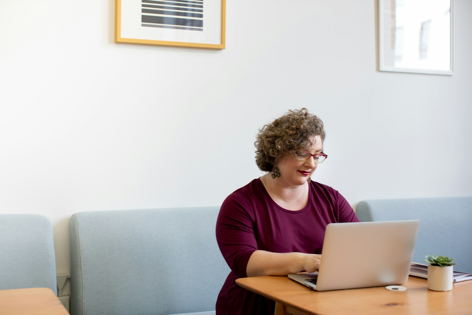 Frau arbeitet am Computer in einem hellen Büro