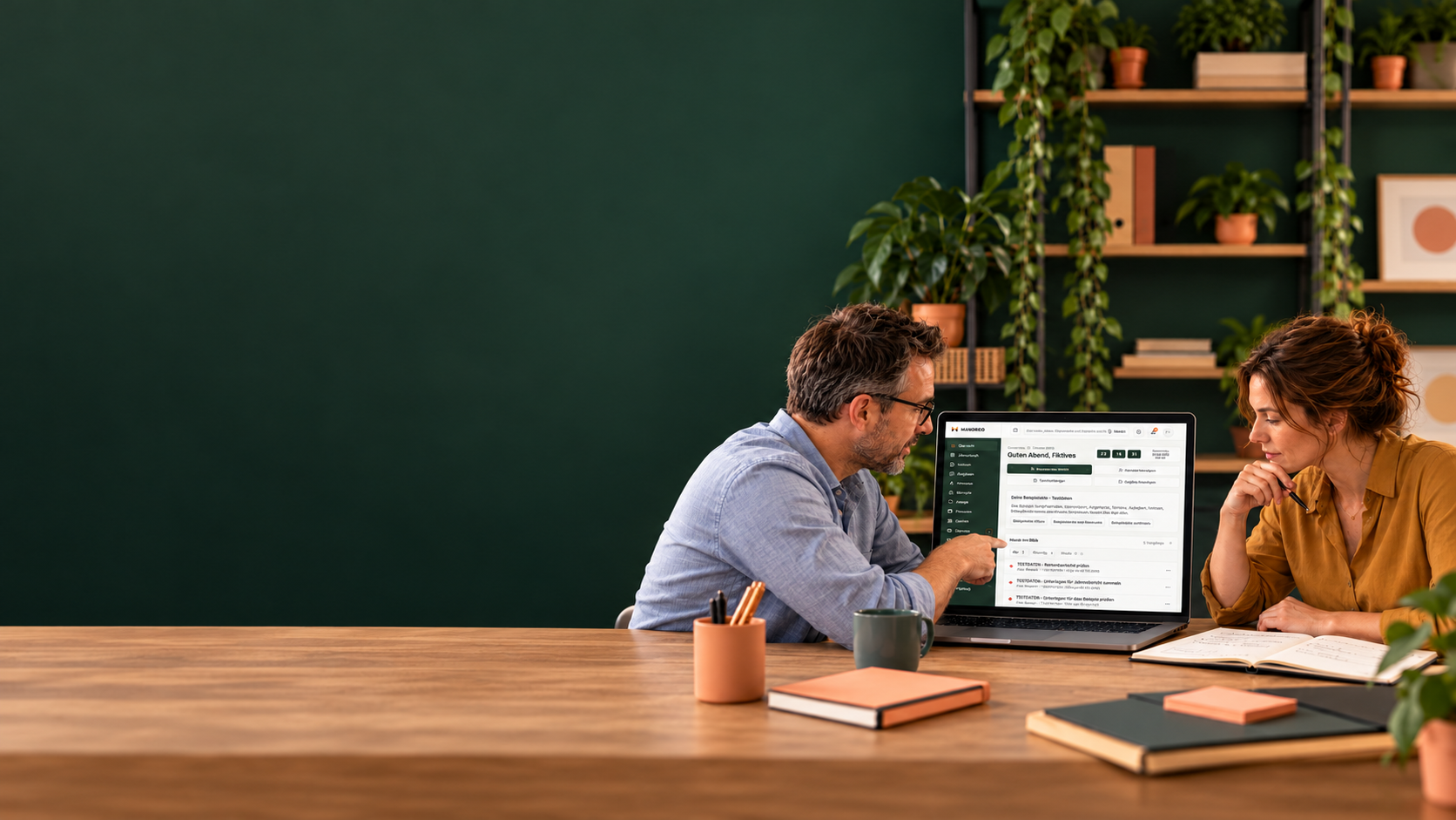 KI-generierte Arbeitsszene mit MANDREO: fiktive Personen und Testdaten